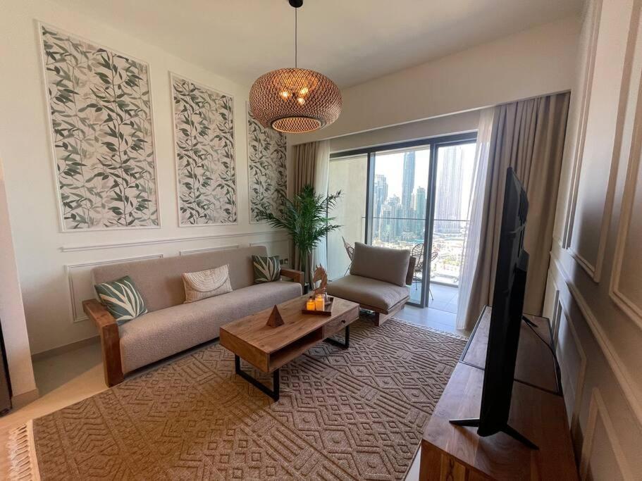Luxury Burj Khalifa Views@modern Tranquil Moments