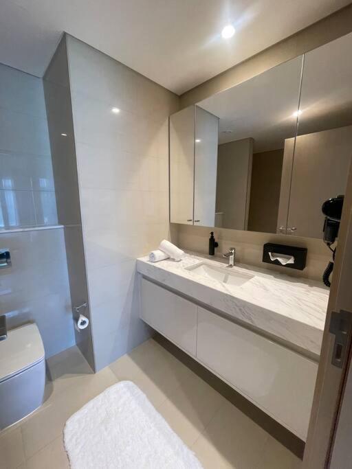 Luxury Burj Khalifa Views@modern Tranquil Moments Apartment