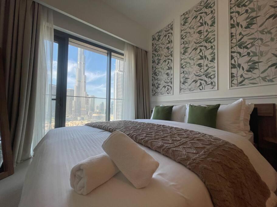 Luxury Burj Khalifa Views@modern Tranquil Moments