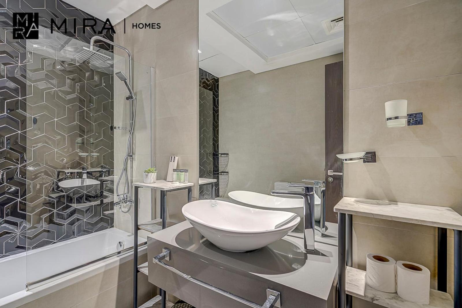 Mira Homes - Lovely In Ag Tower With Free Parking Apartment *