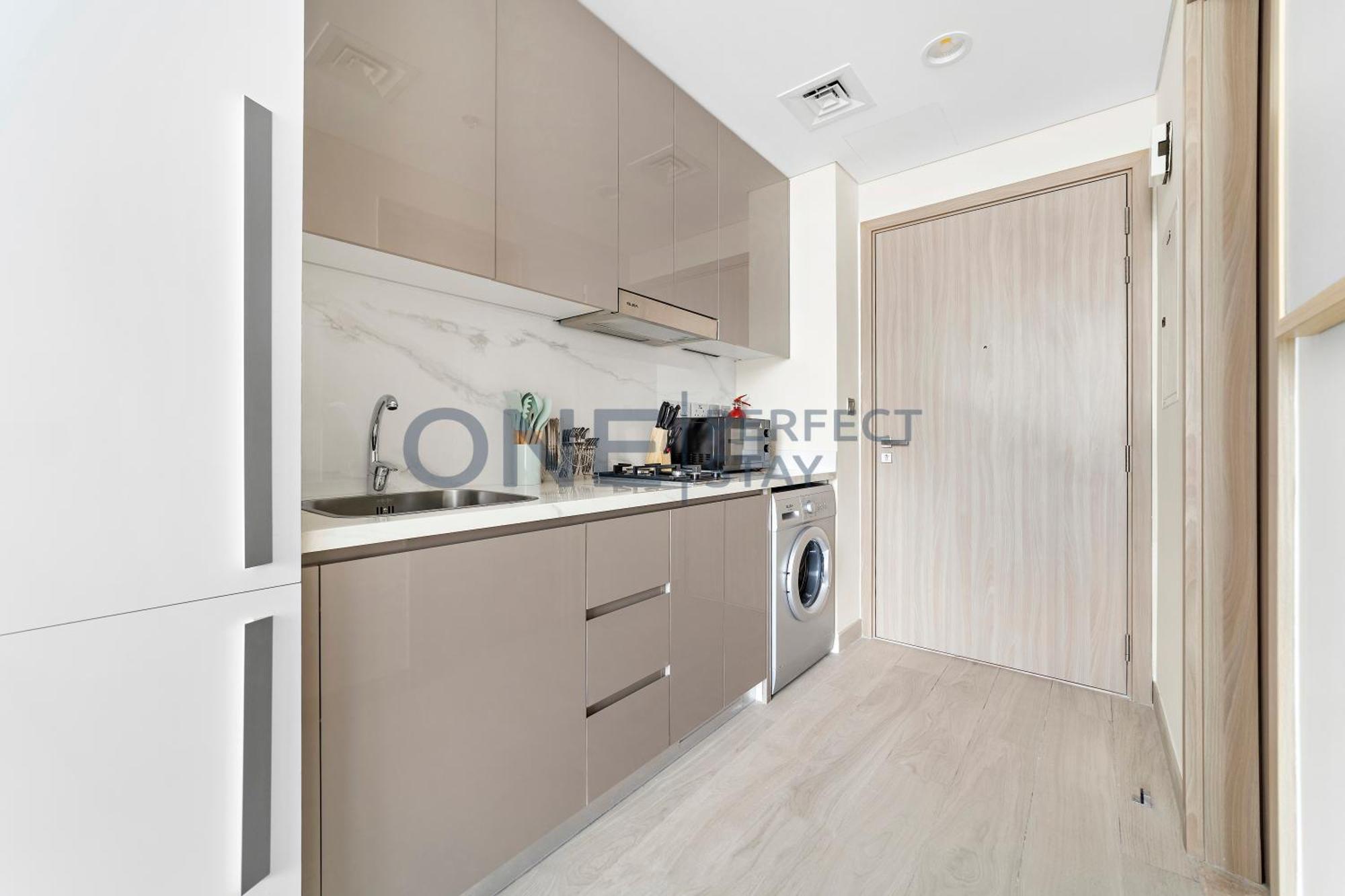 Farhad Azizi - 10 Mins From Airport Apartment *