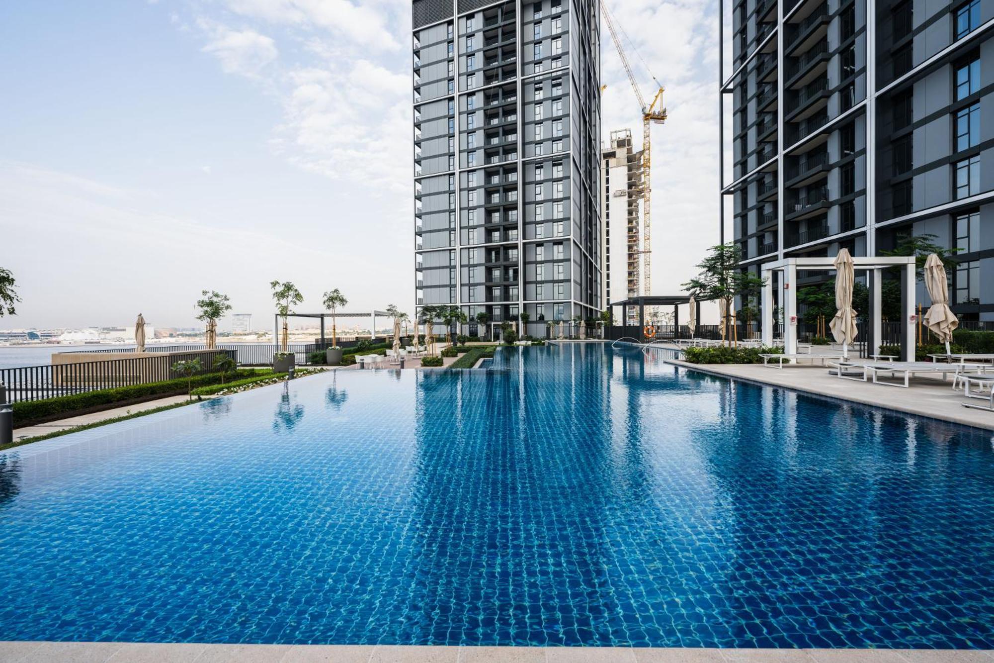 Cozy 1br In Creek Edge Stunning Bay View Swimming Pool Apartment Dubai