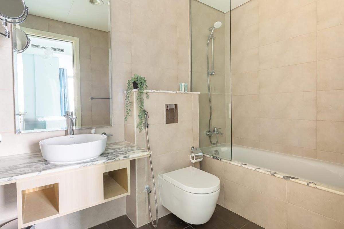 Frank Porter - Paramount Midtown Apartment *