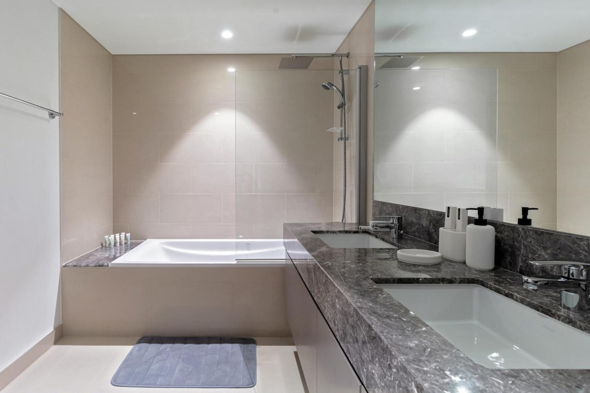 Luxurious 4br W/ Prime Burj Khalifa View Dubai