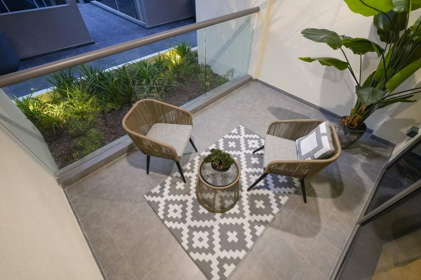 Apartment Voguish Studio! Walk To Burj Khalifasleeps 3! Dubai