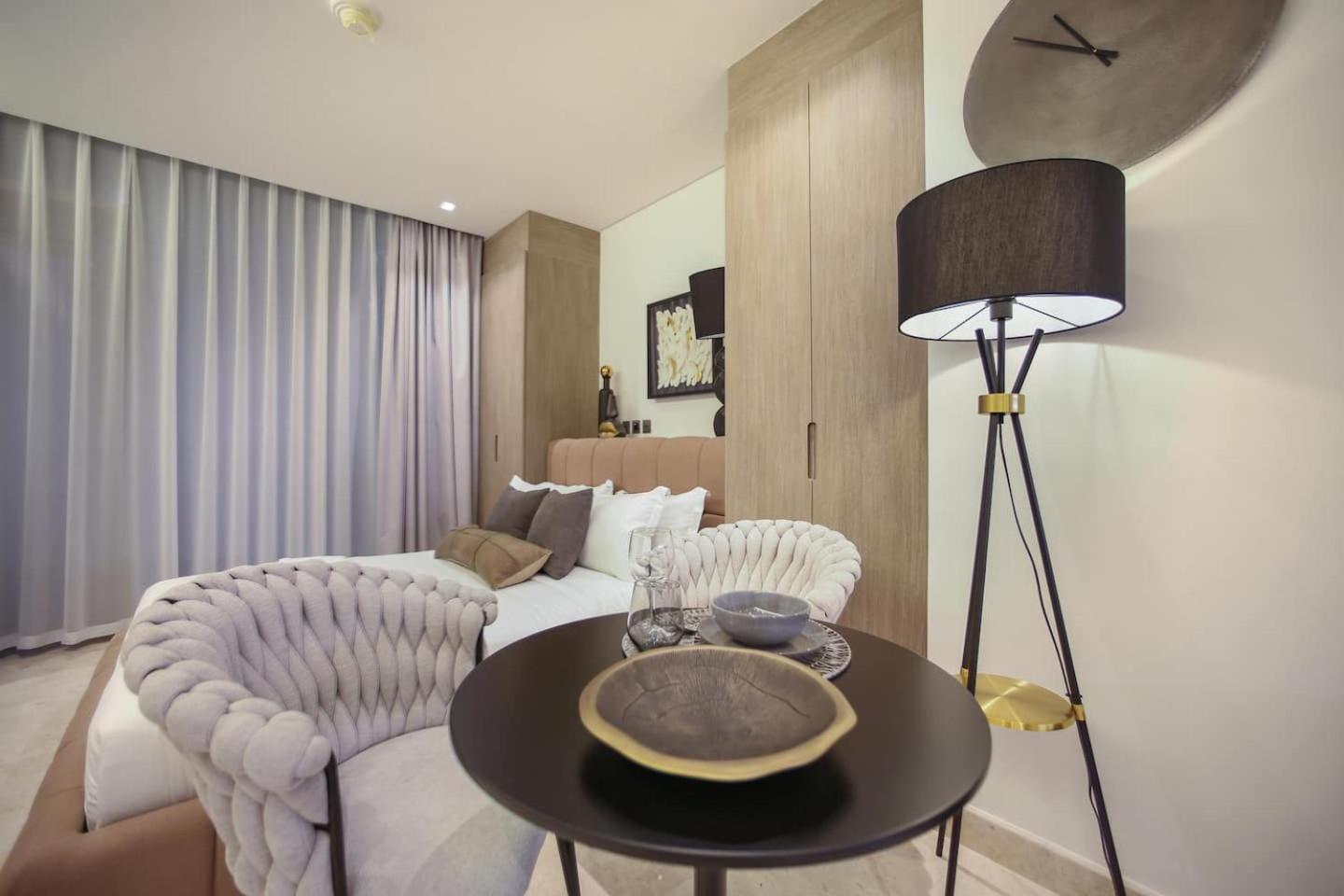 Voguish Studio! Walk To Burj Khalifasleeps 3! Apartment Dubai