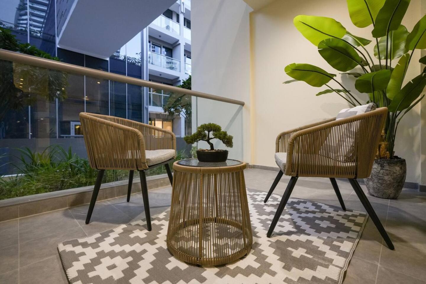 Voguish Studio! Walk To Burj Khalifasleeps 3! Apartment Dubai