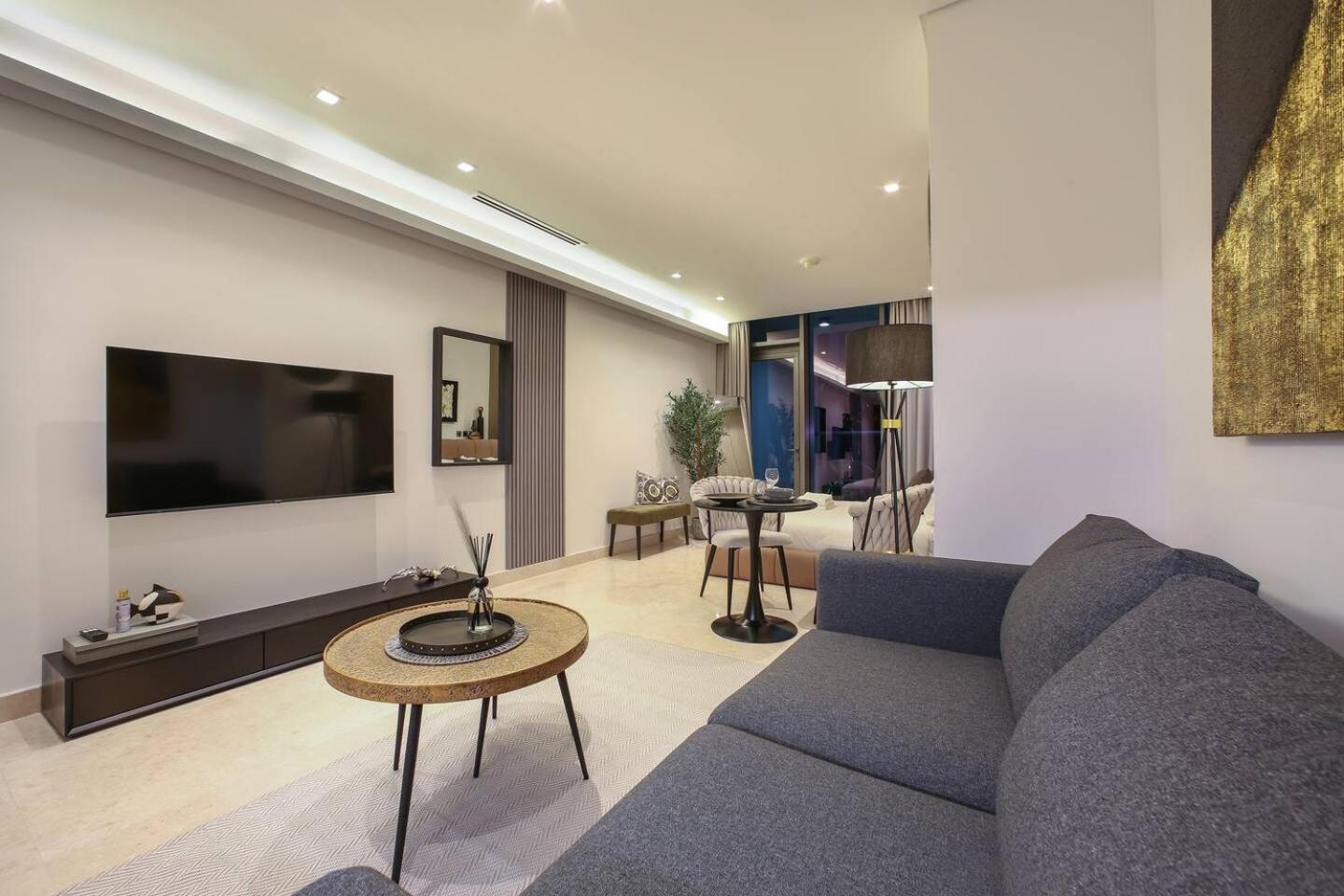 Apartment Voguish Studio! Walk To Burj Khalifasleeps 3! *