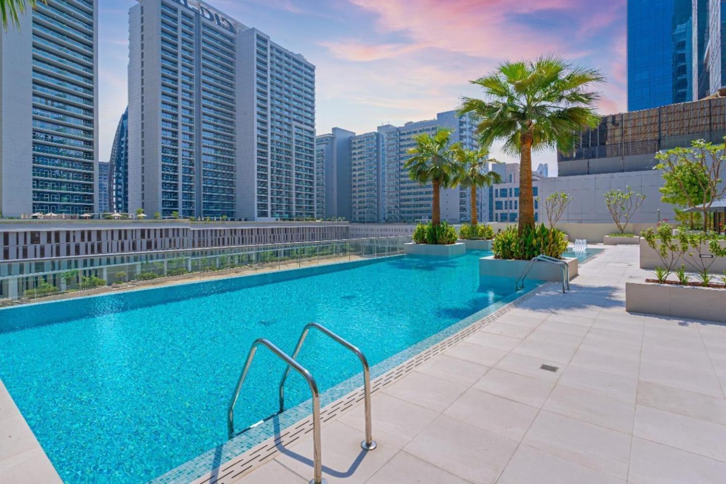Voguish Studio! Walk To Burj Khalifasleeps 3! Apartment *