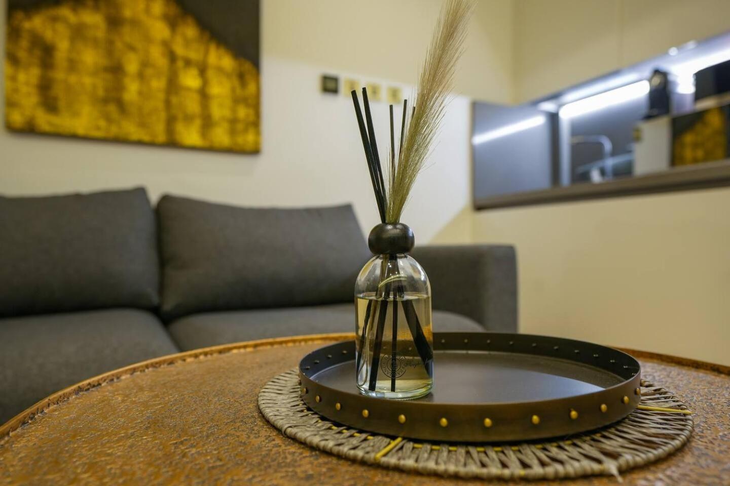 Apartment Voguish Studio! Walk To Burj Khalifasleeps 3! Dubai