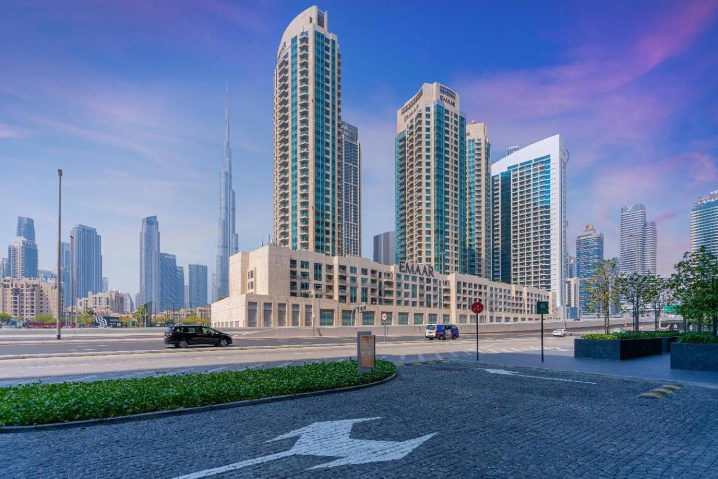Voguish Studio! Walk To Burj Khalifasleeps 3!