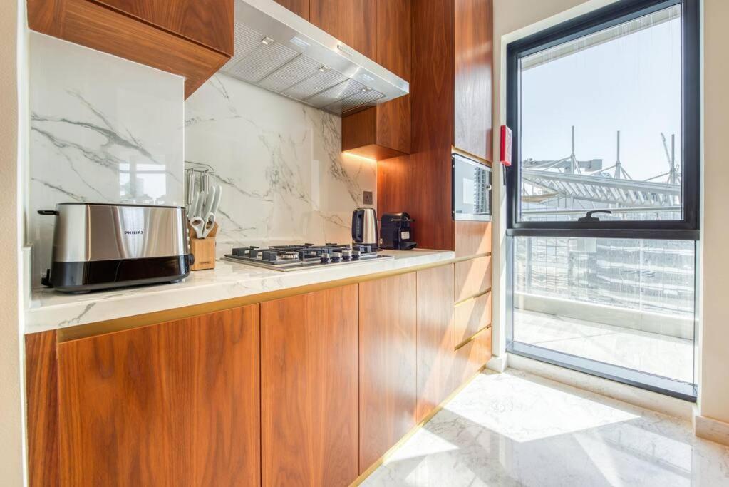 Rh - Beautiful Furnished, Spacious 01 Bedroom Walk To Mall Apartment Dubai