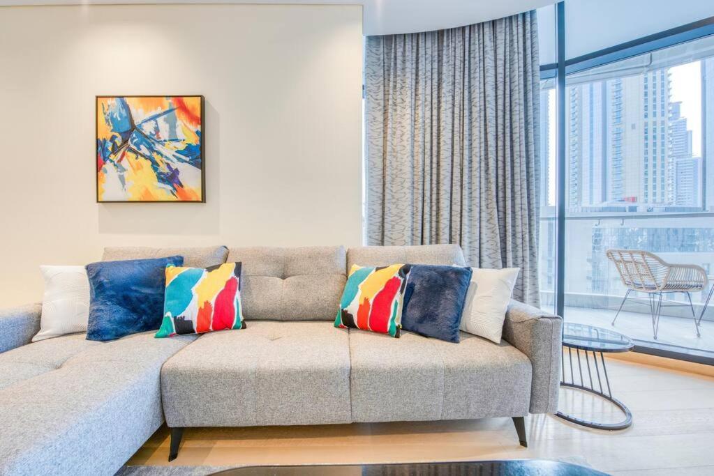 Rh - Beautiful Furnished, Spacious 01 Bedroom Walk To Mall