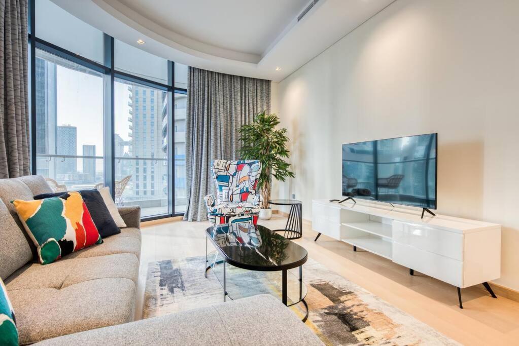 Rh - Beautiful Furnished, Spacious 01 Bedroom Walk To Mall *