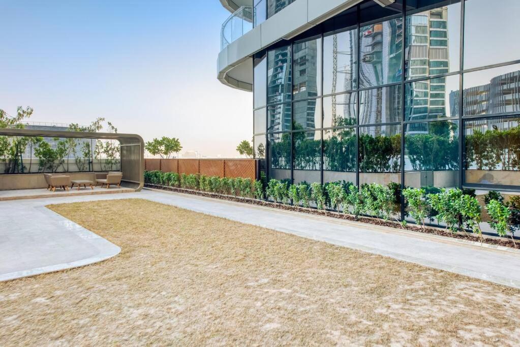 Apartment Rh - Beautiful Furnished, Spacious 01 Bedroom Walk To Mall *