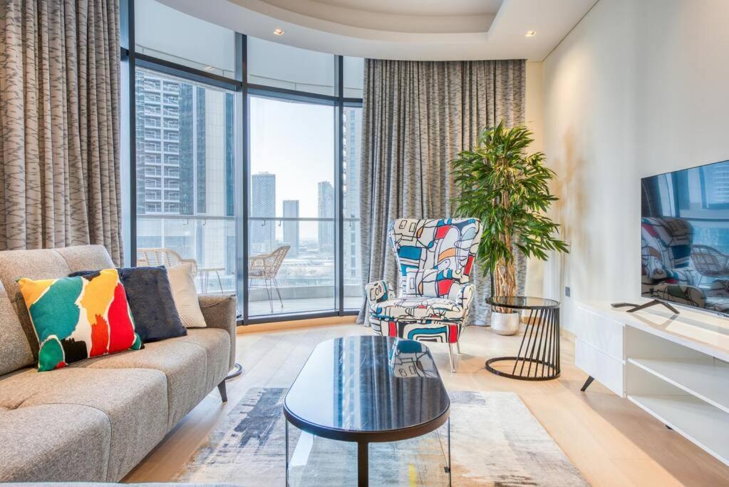 Rh - Beautiful Furnished, Spacious 01 Bedroom Walk To Mall