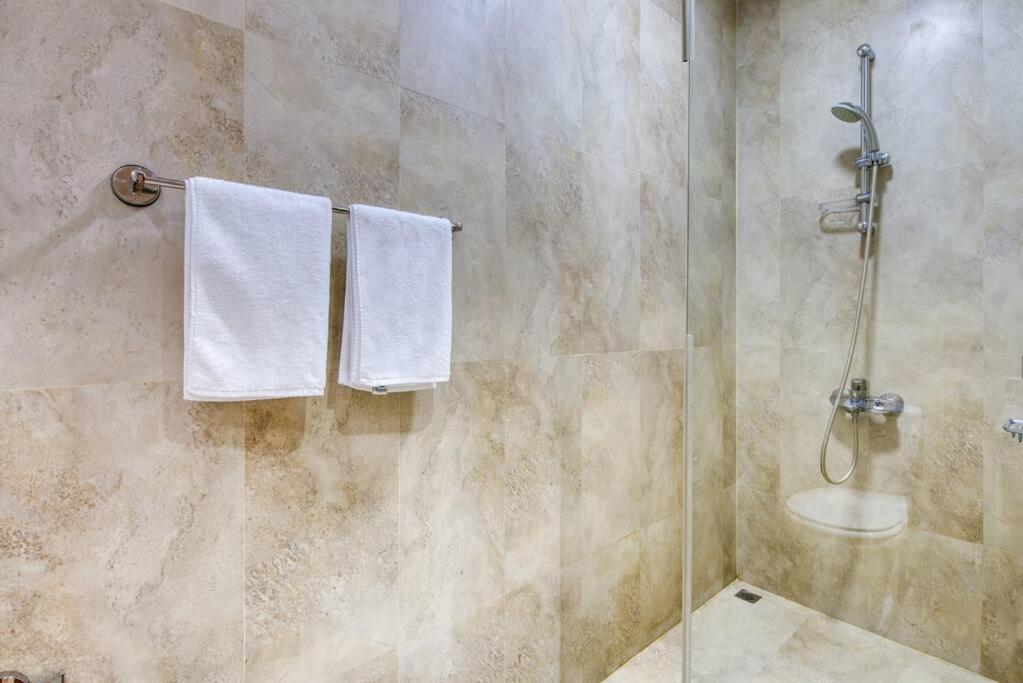 Apartment Exclusive 2br In Madison Residency - Close To Internet Metro Station Dubai