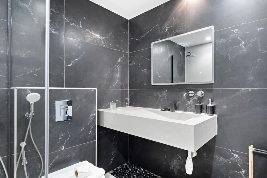 Apartment Amazing 1br Located In The Heart Of Dubai,jlt Dubai