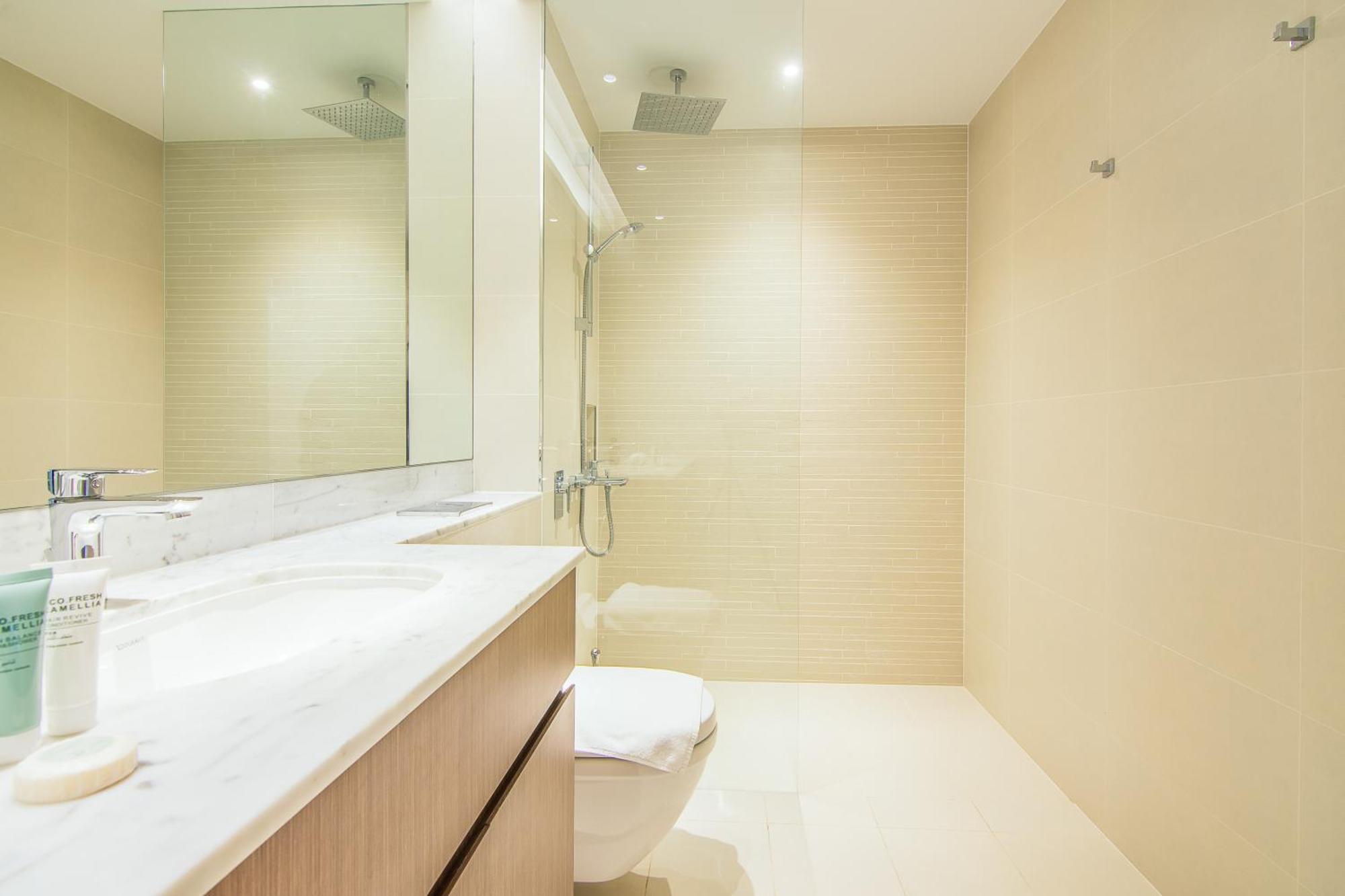 Affluent 2br With Access - La Cote *