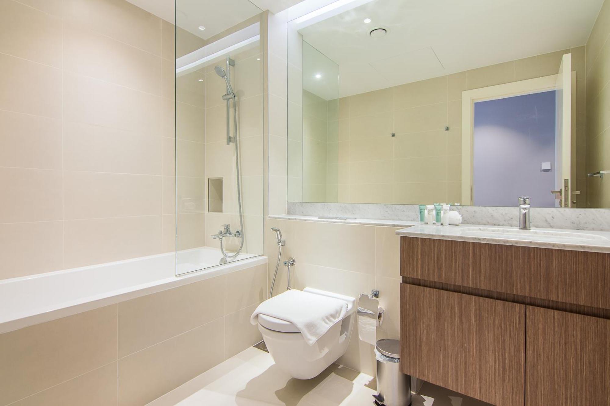 Affluent 2br With Access - La Cote Apartment *