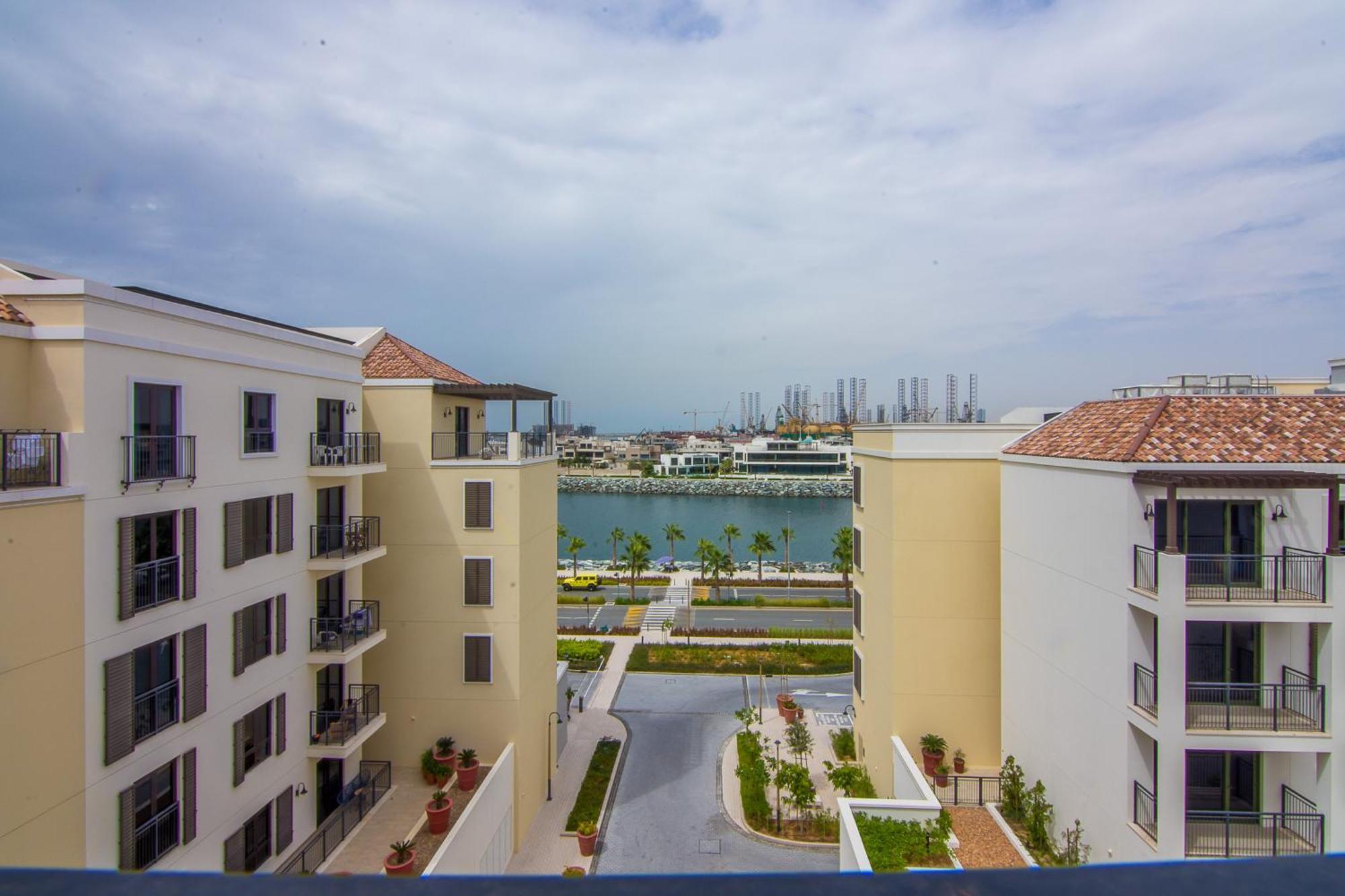 Affluent 2br With Access - La Cote Apartment *