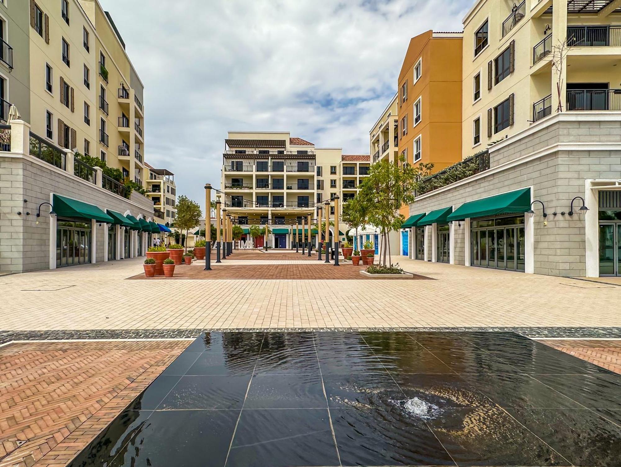 Affluent 2br With Access - La Cote Apartment