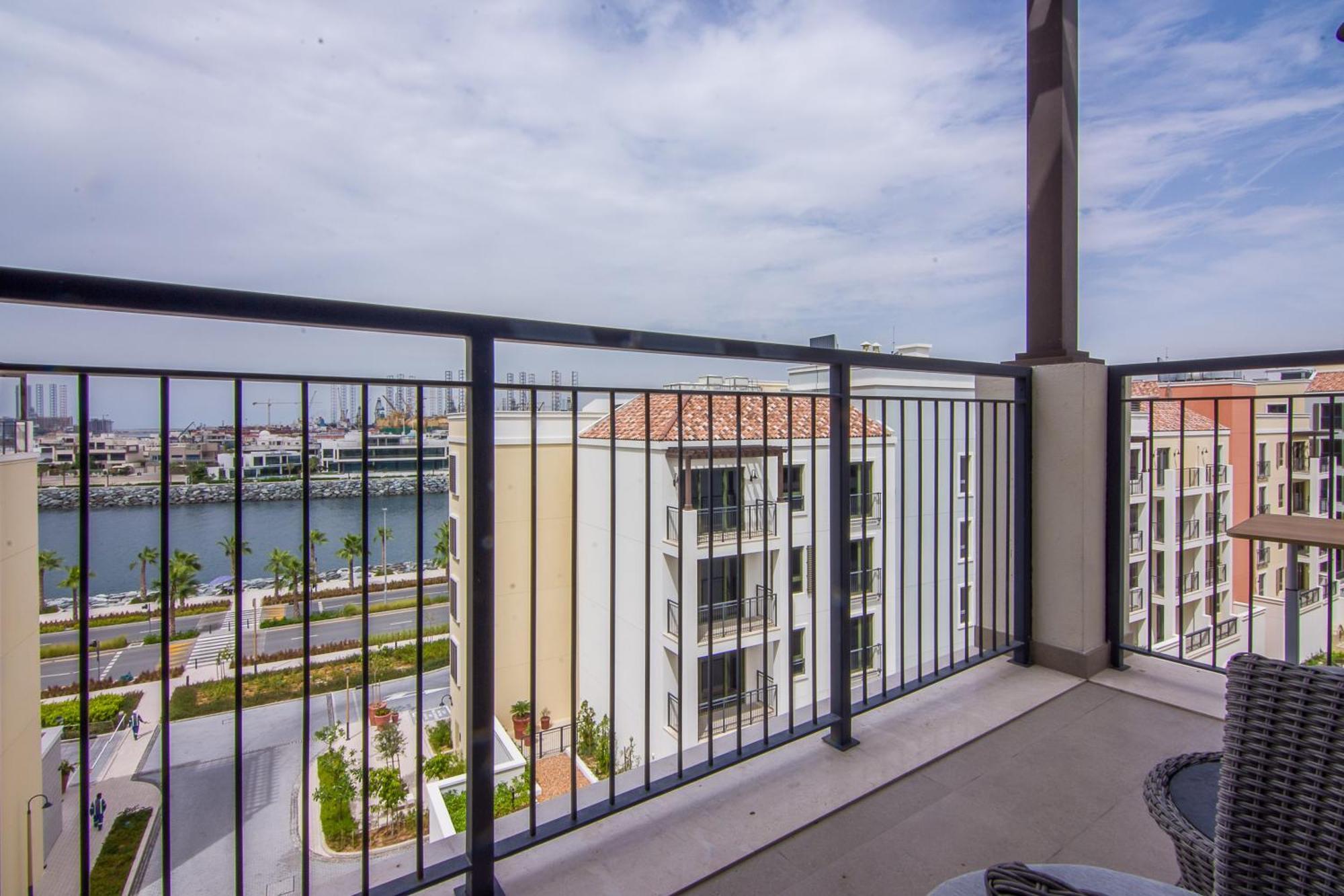 Affluent 2br With Access - La Cote