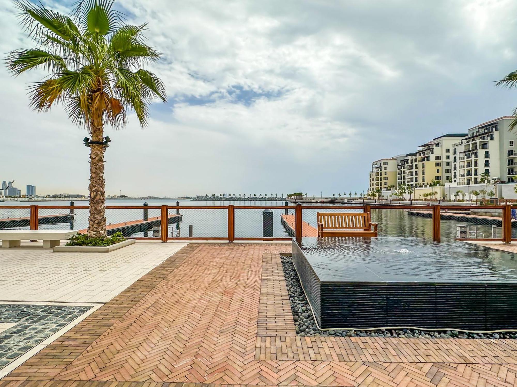 Affluent 2br With Access - La Cote Apartment *