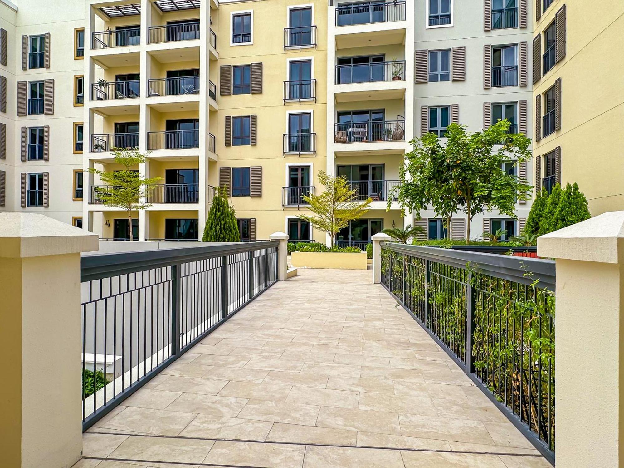 Affluent 2br With Access - La Cote *