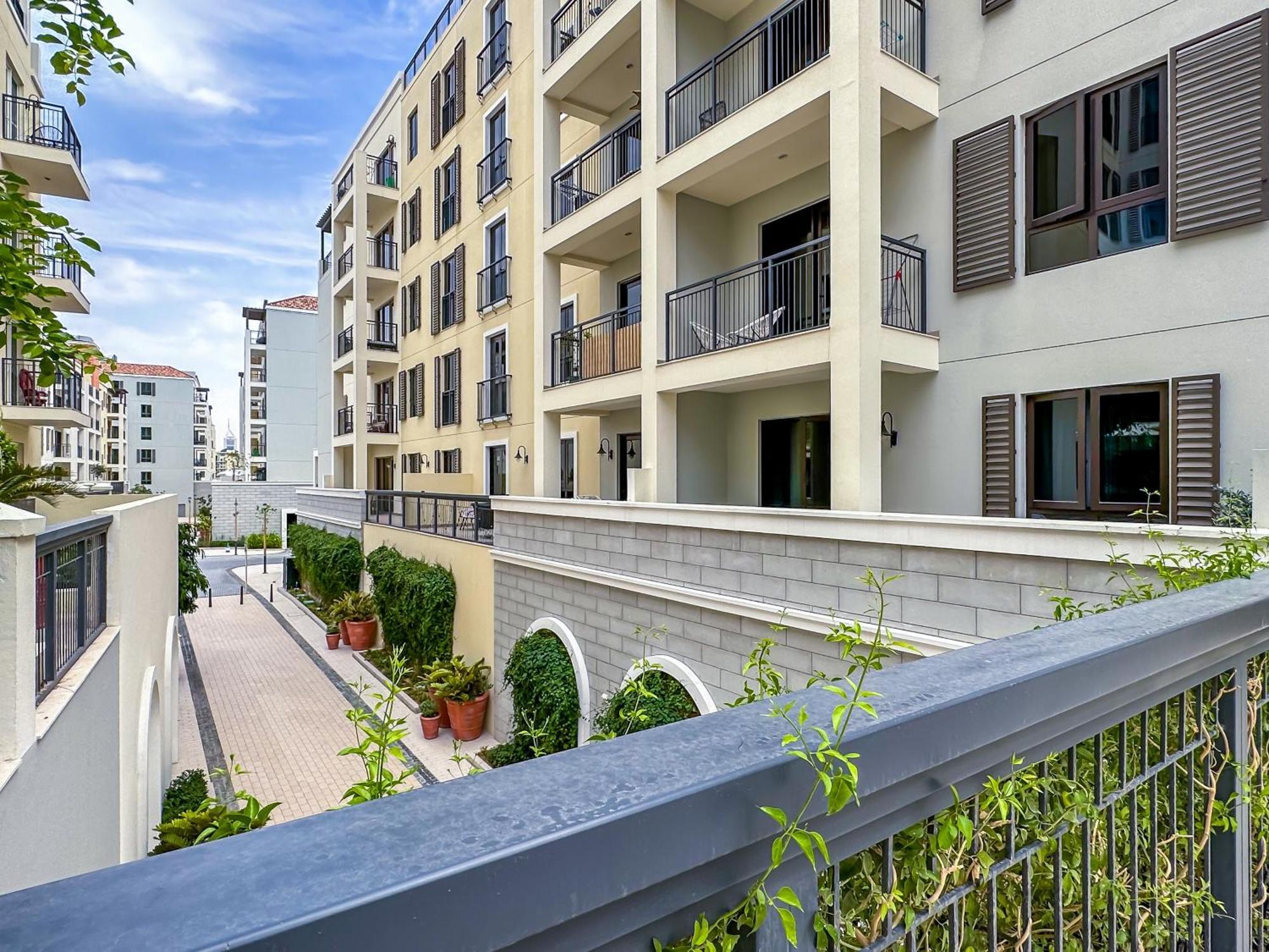 Affluent 2br With Access - La Cote *