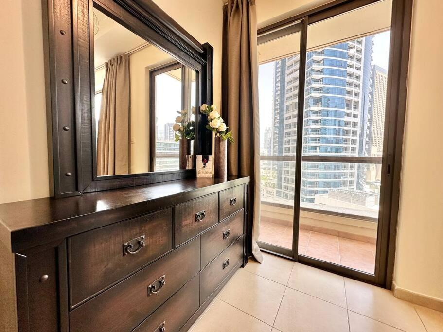 Stunning Marina Views - Sleeps 4 Apartment