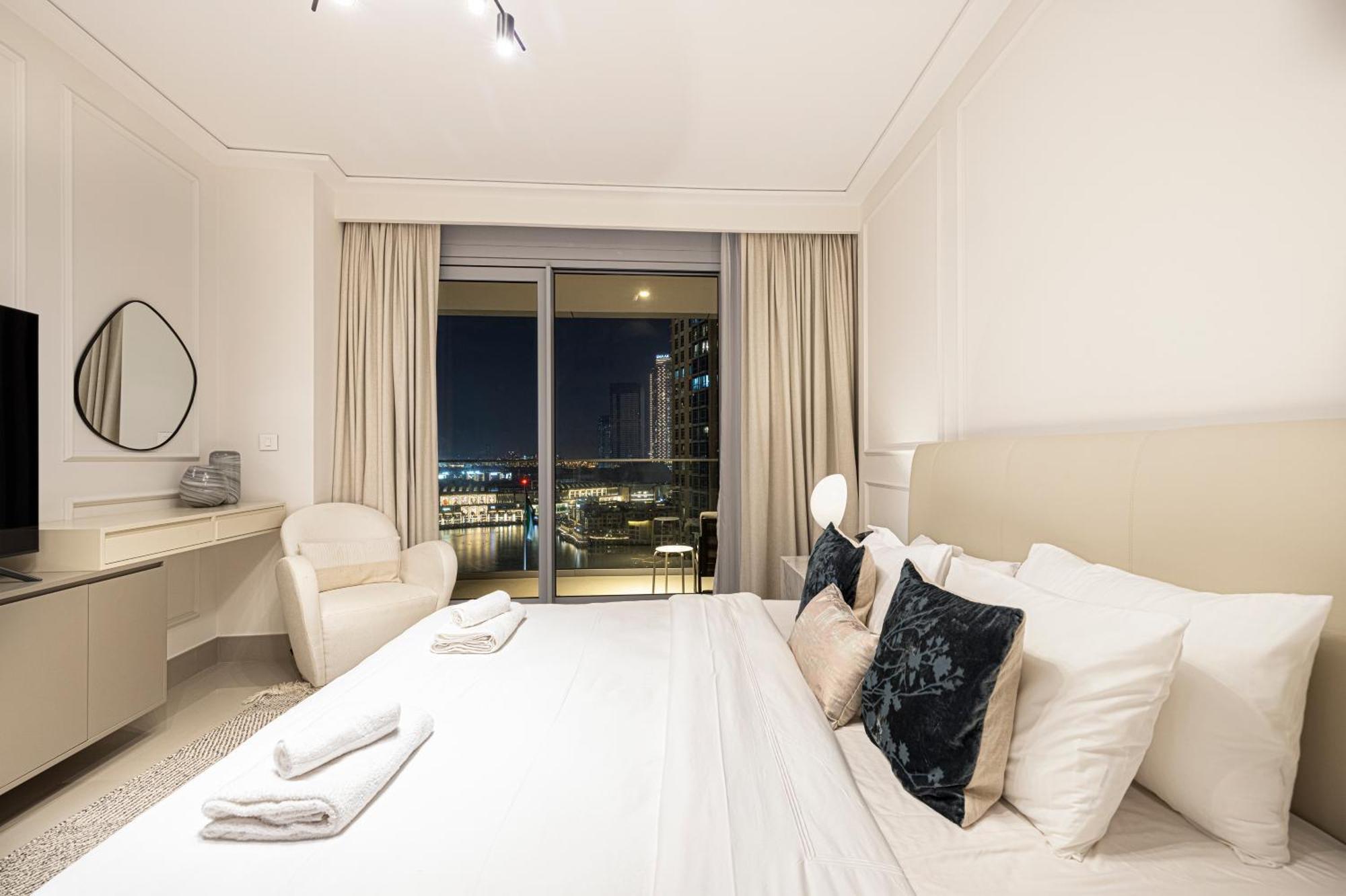 Stunning Burj & Fountain Views Luxury 2 Br Apartment *