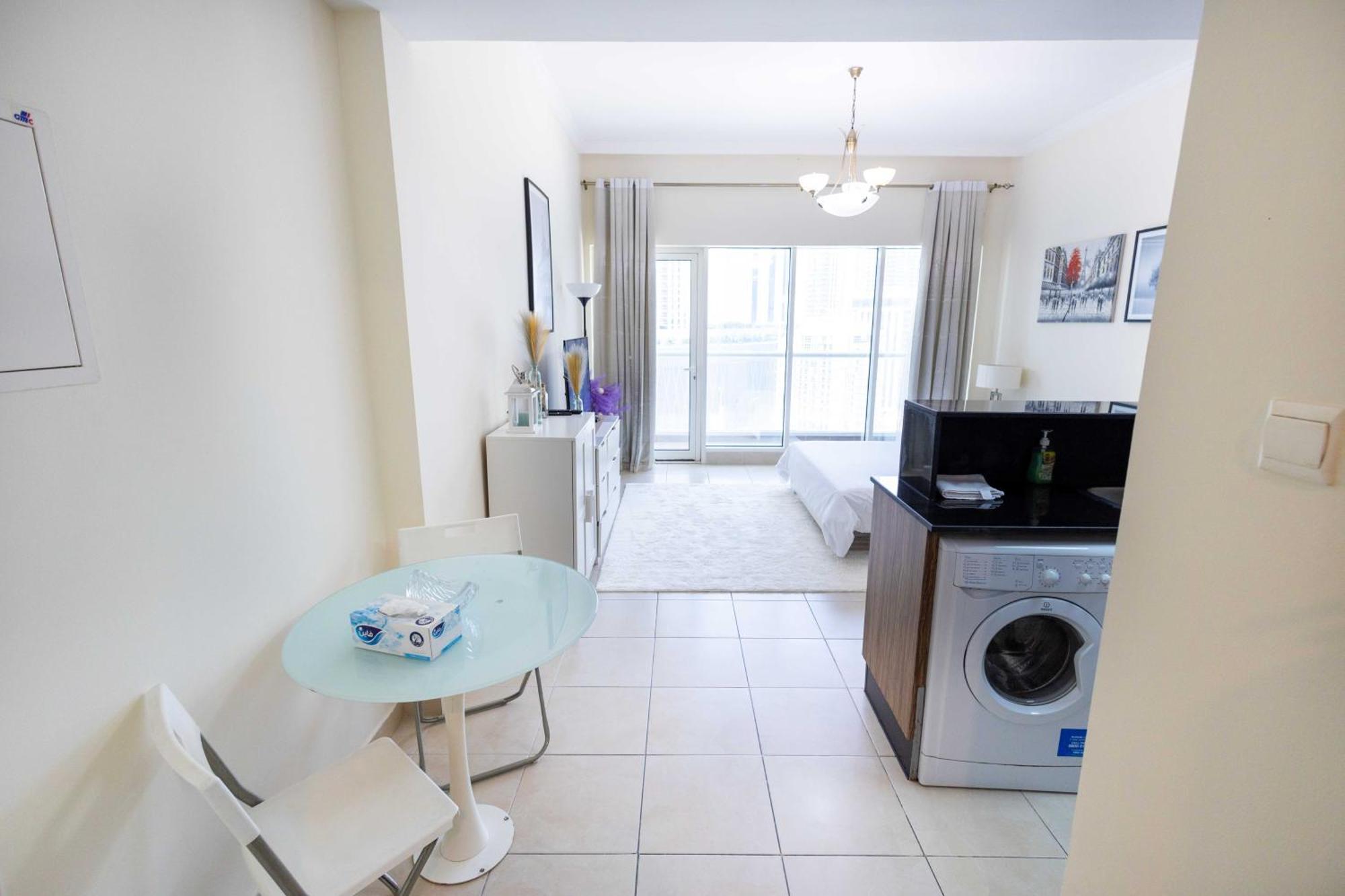 Lux Studio Apartment, Burj Al Nujoom *