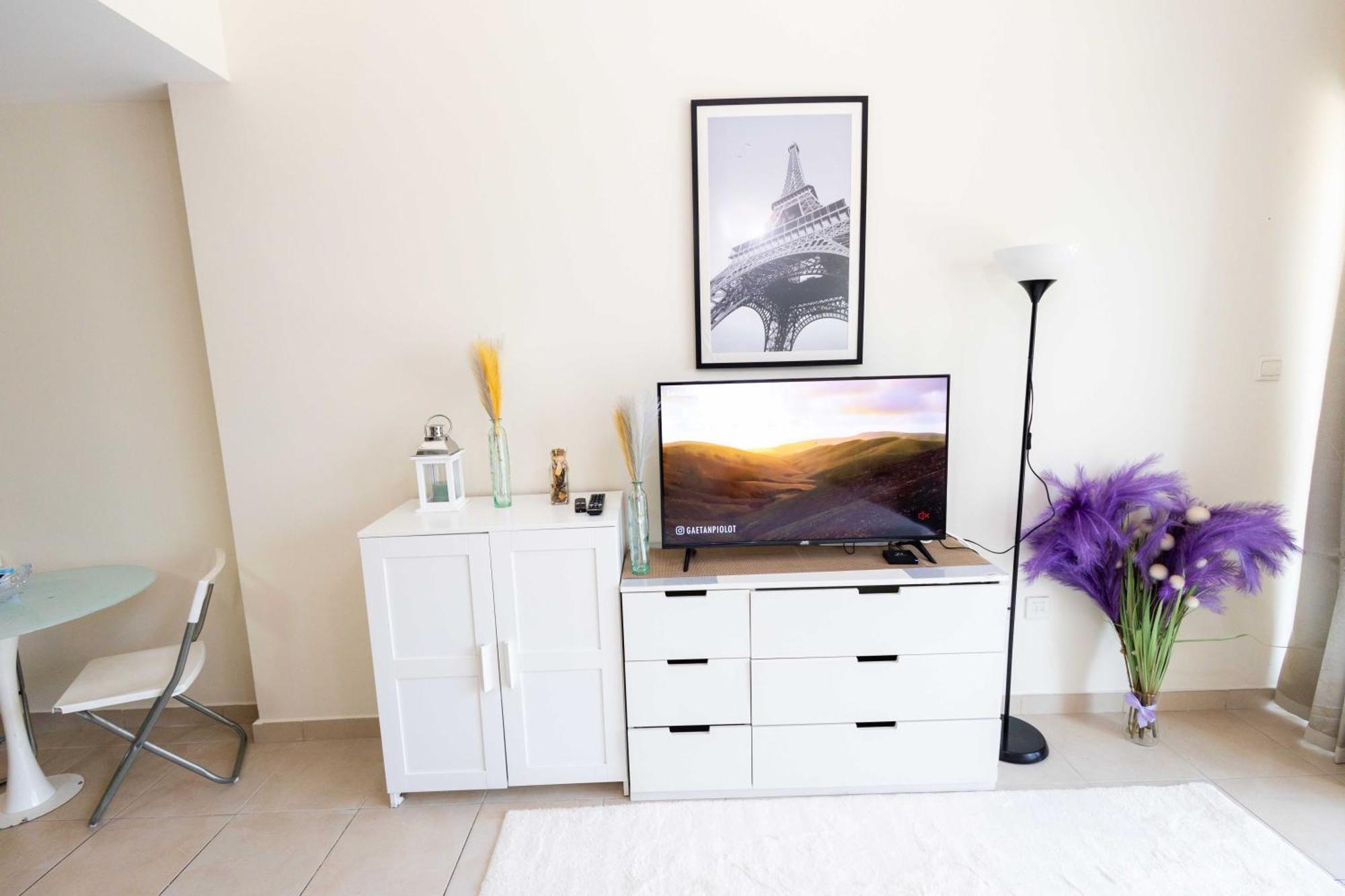 Lux Studio Apartment, Burj Al Nujoom