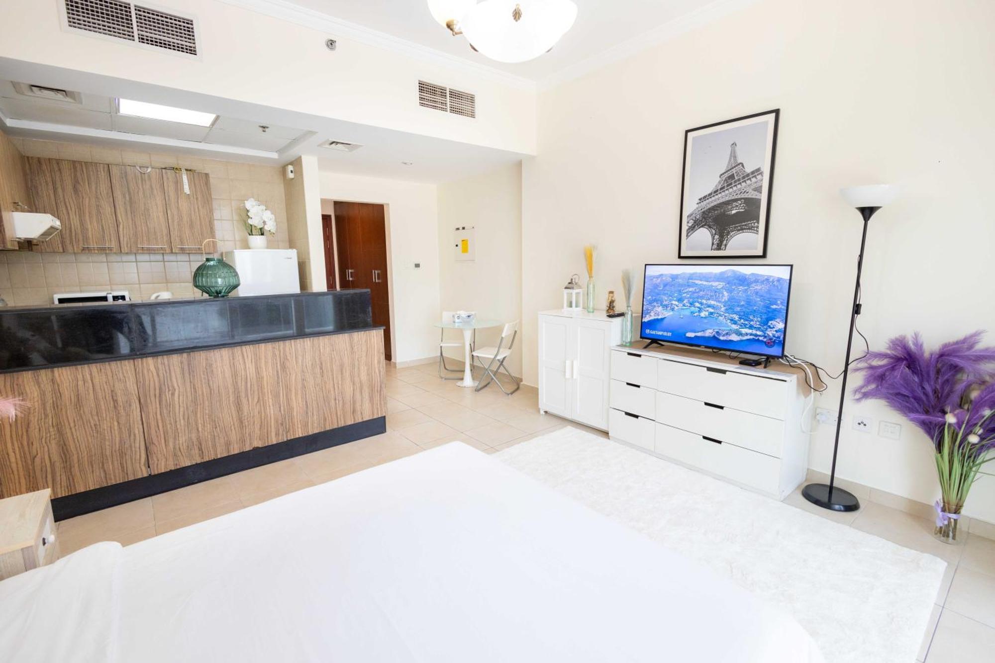 Lux Studio Apartment, Burj Al Nujoom