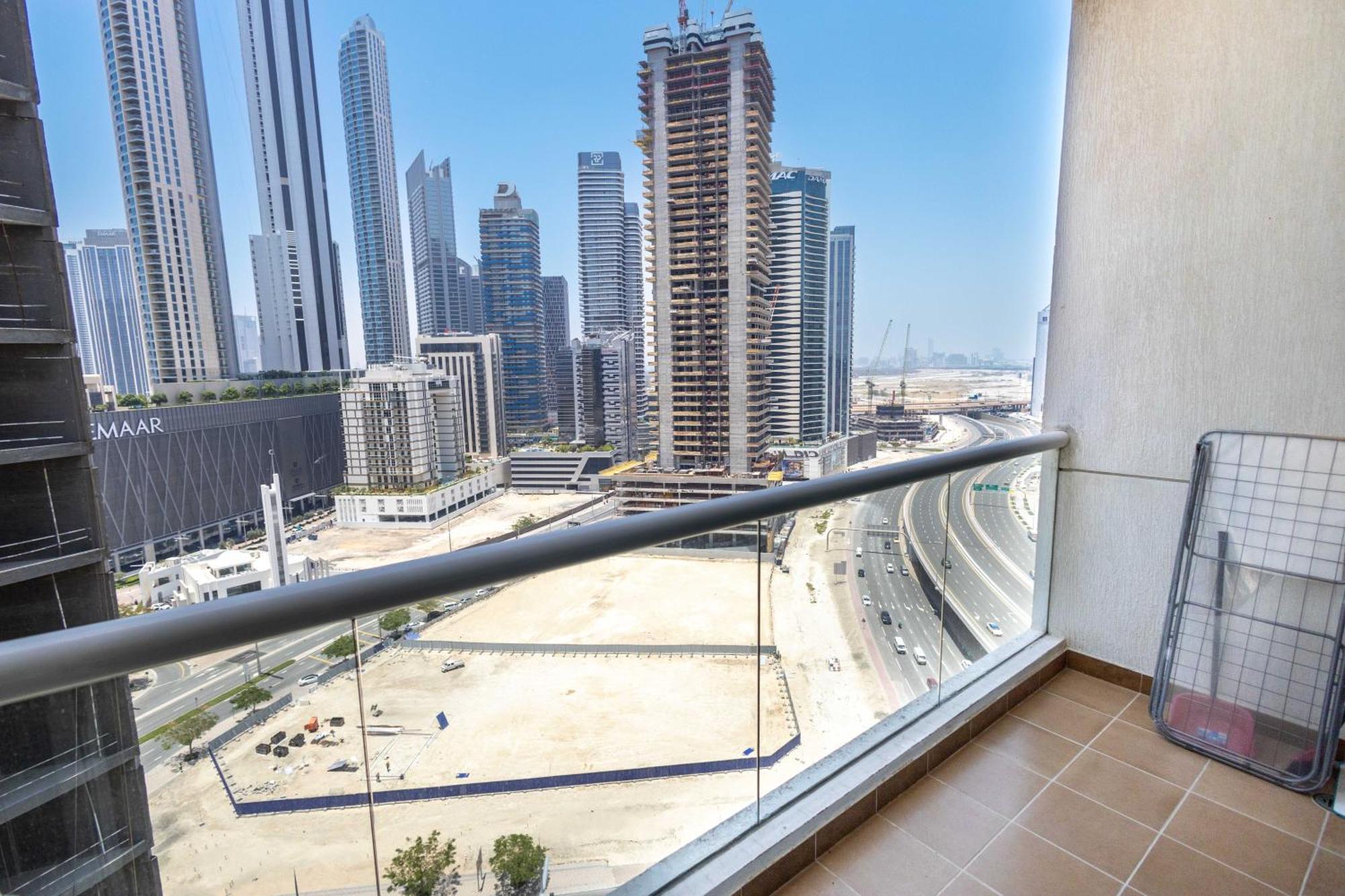 Lux Studio Apartment, Burj Al Nujoom *