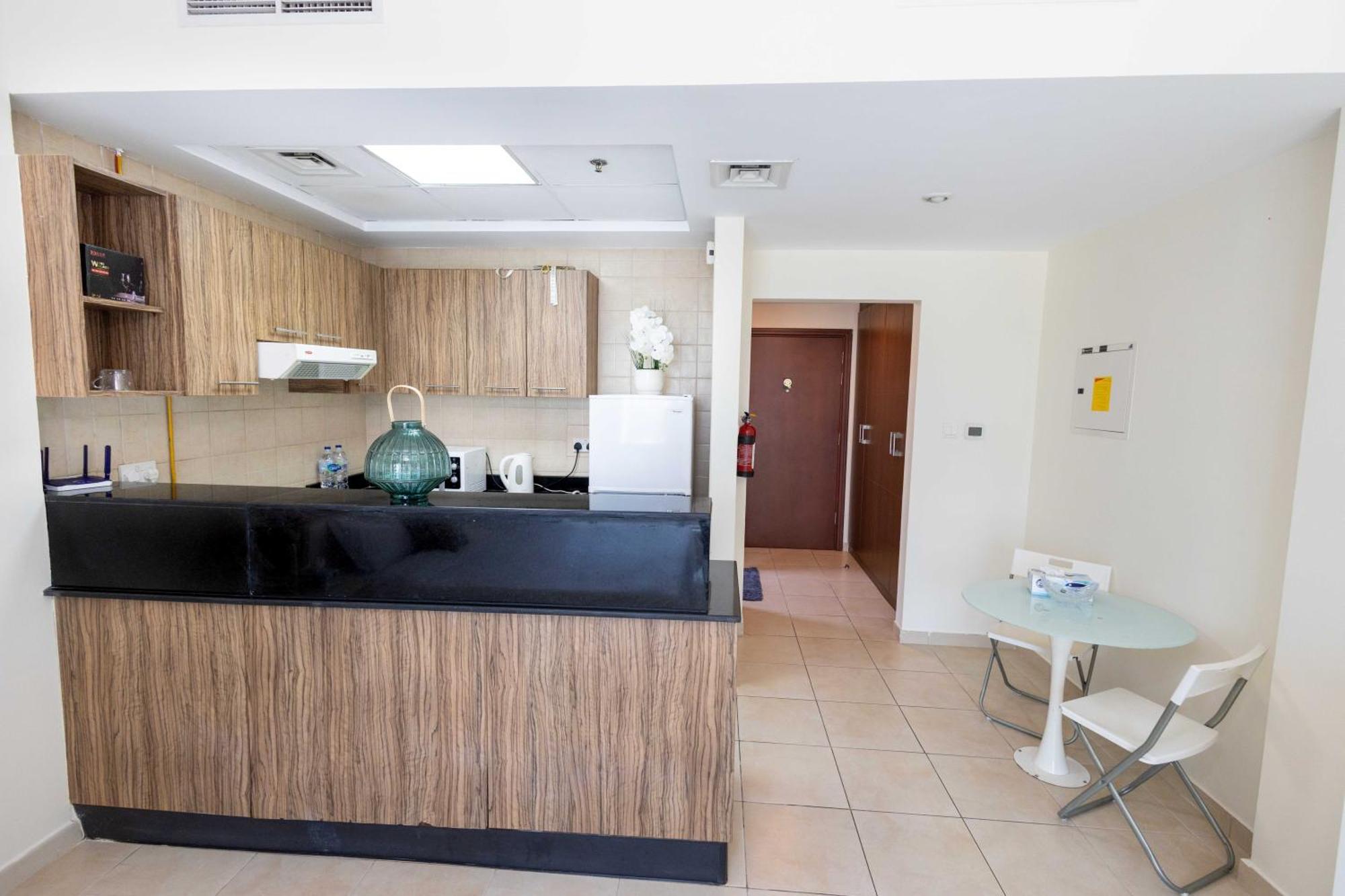 Lux Studio Apartment, Burj Al Nujoom *