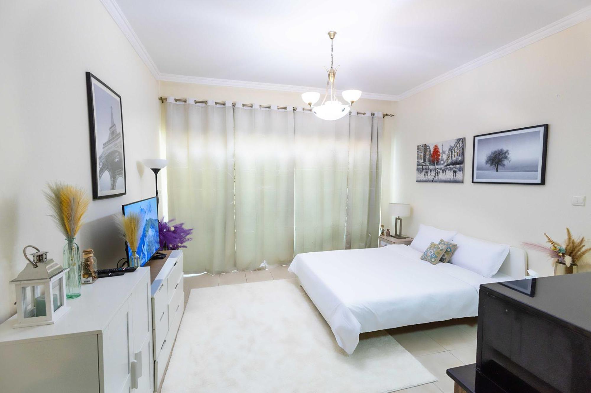 Lux Studio Apartment, Burj Al Nujoom Apartment