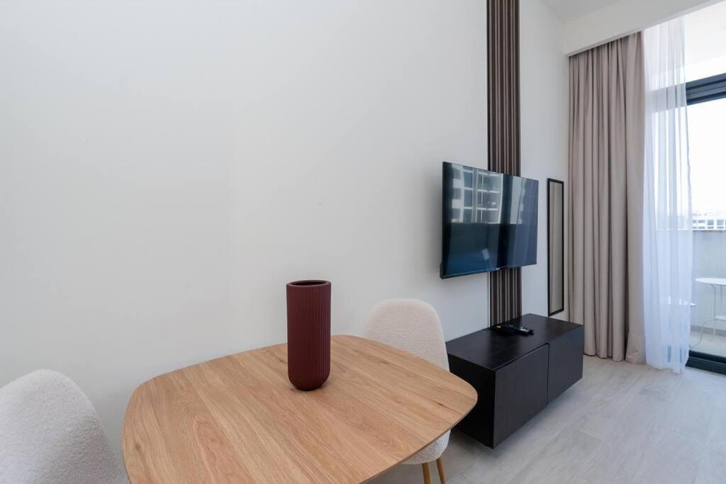 - 12 Min Downtown - Pool - Azizi Riviera *