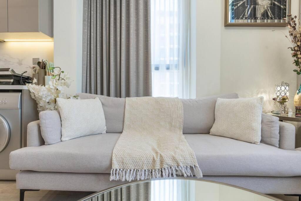 1 Bedroom - 12 Min From Downtown - Azizi Riviera Apartment *