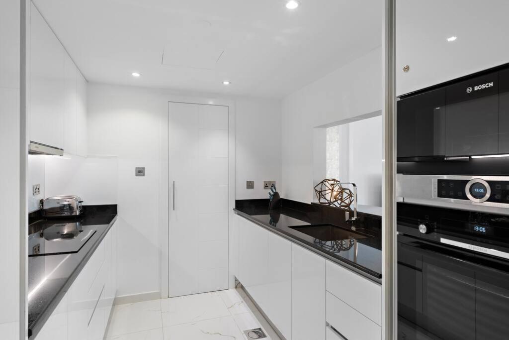 Apartment First Class 1br Stylish With Expansive Terrace Dubai