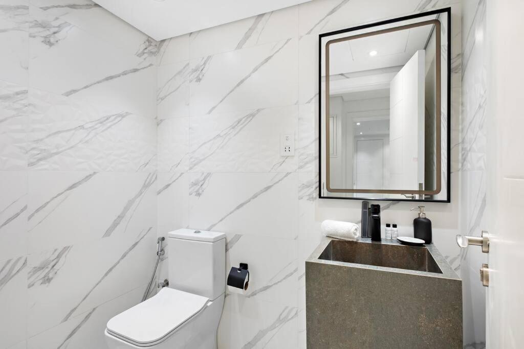 First Class 1br Stylish With Expansive Terrace *