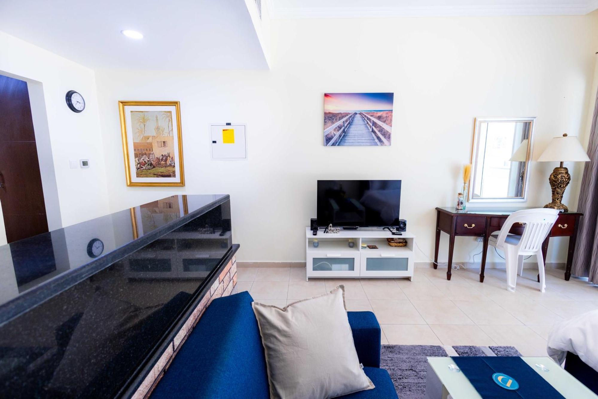 Lux Studio Apartment, Burj Al Nujoom