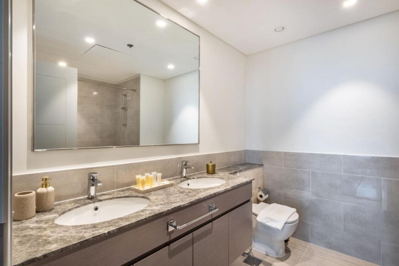 Stylish 2 Bedroom Retreat In Downtown *