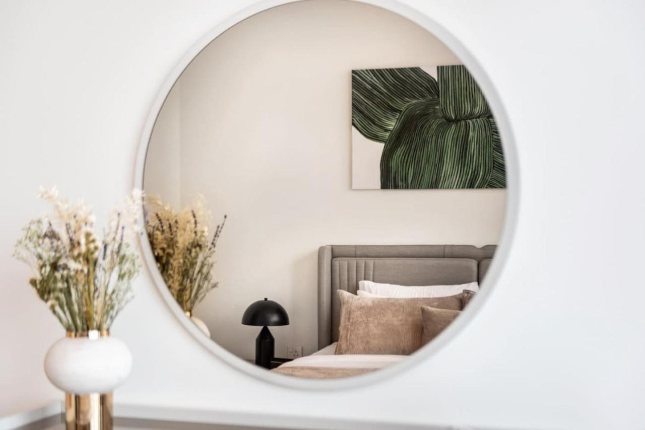 Stylish 2 Bedroom Retreat In Downtown *