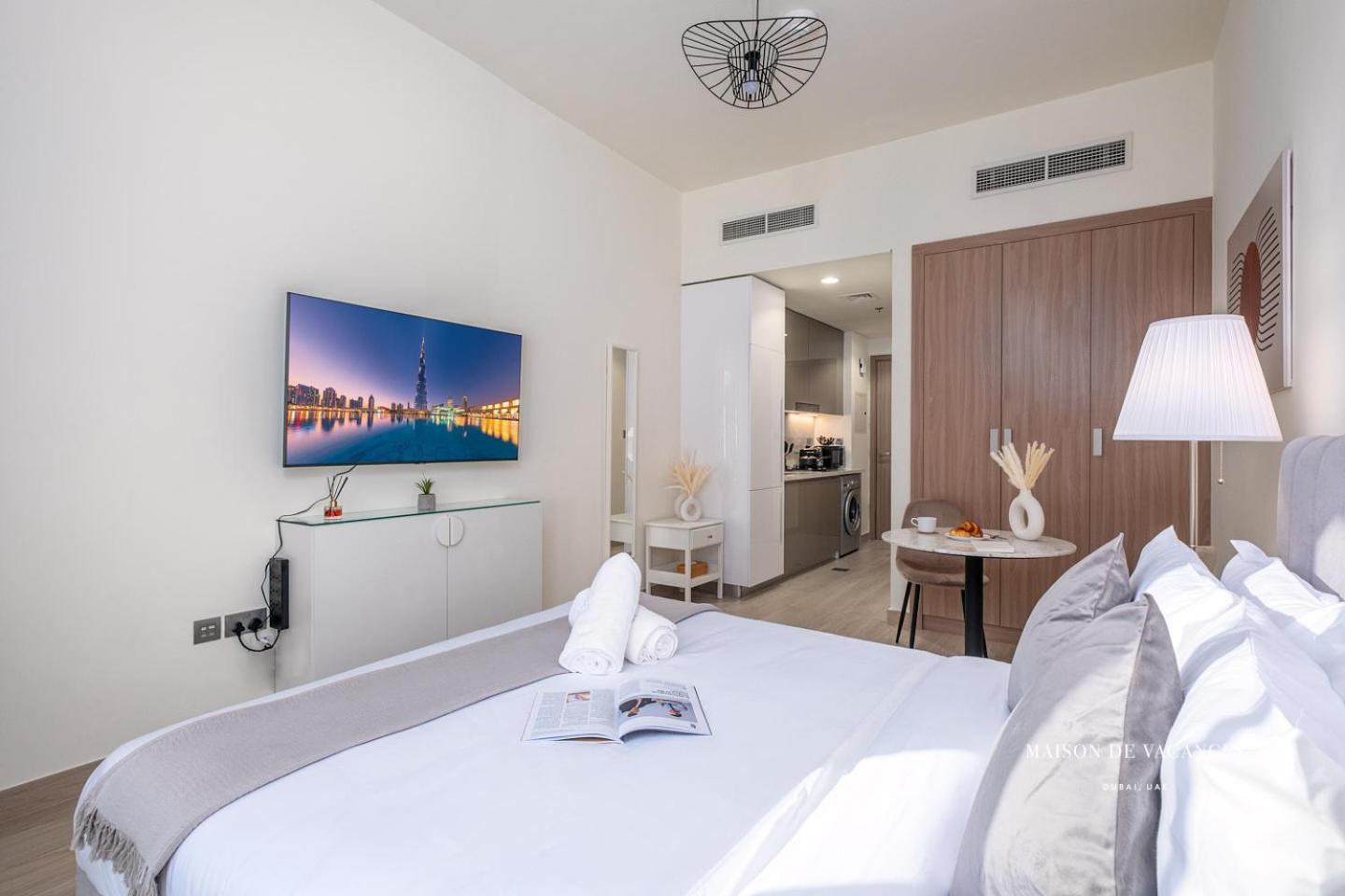 Large Balcony 10mins From Mall Apartment *