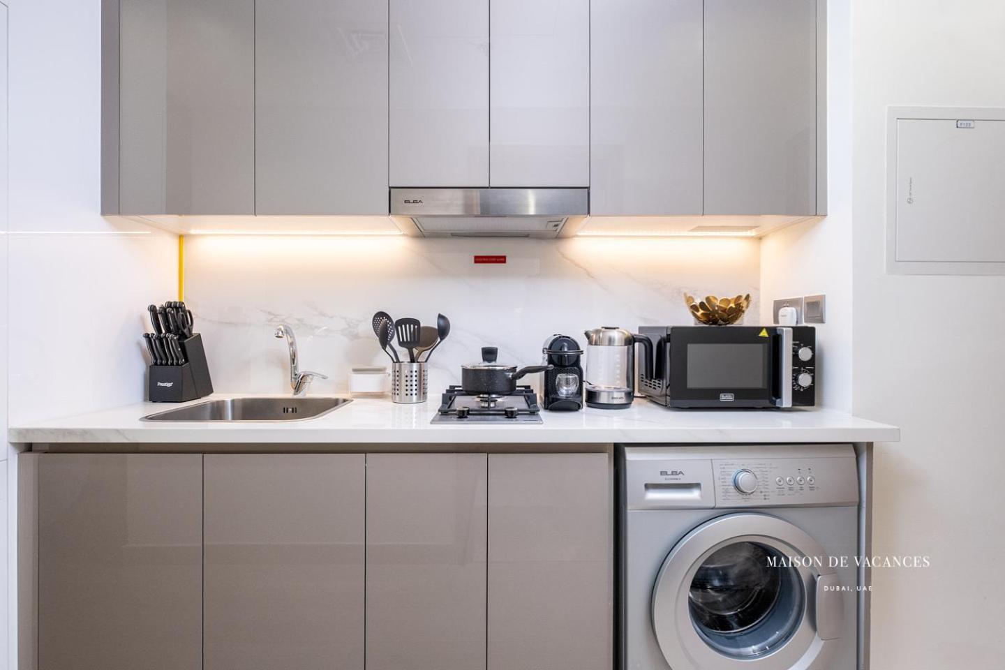 Large Balcony 10mins From Mall Apartment *