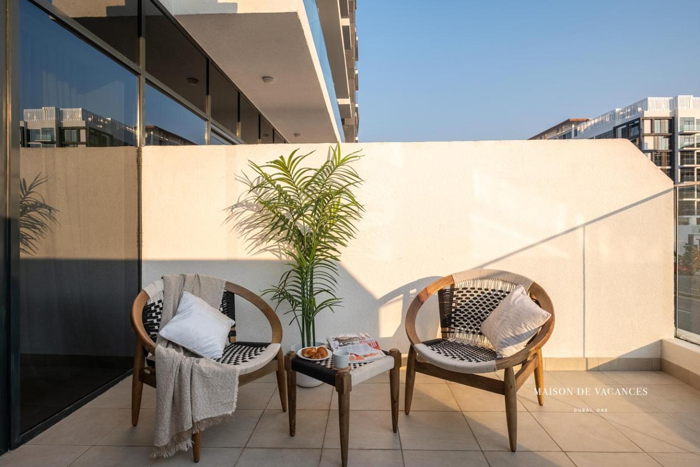 Apartment Large Balcony 10mins From Mall