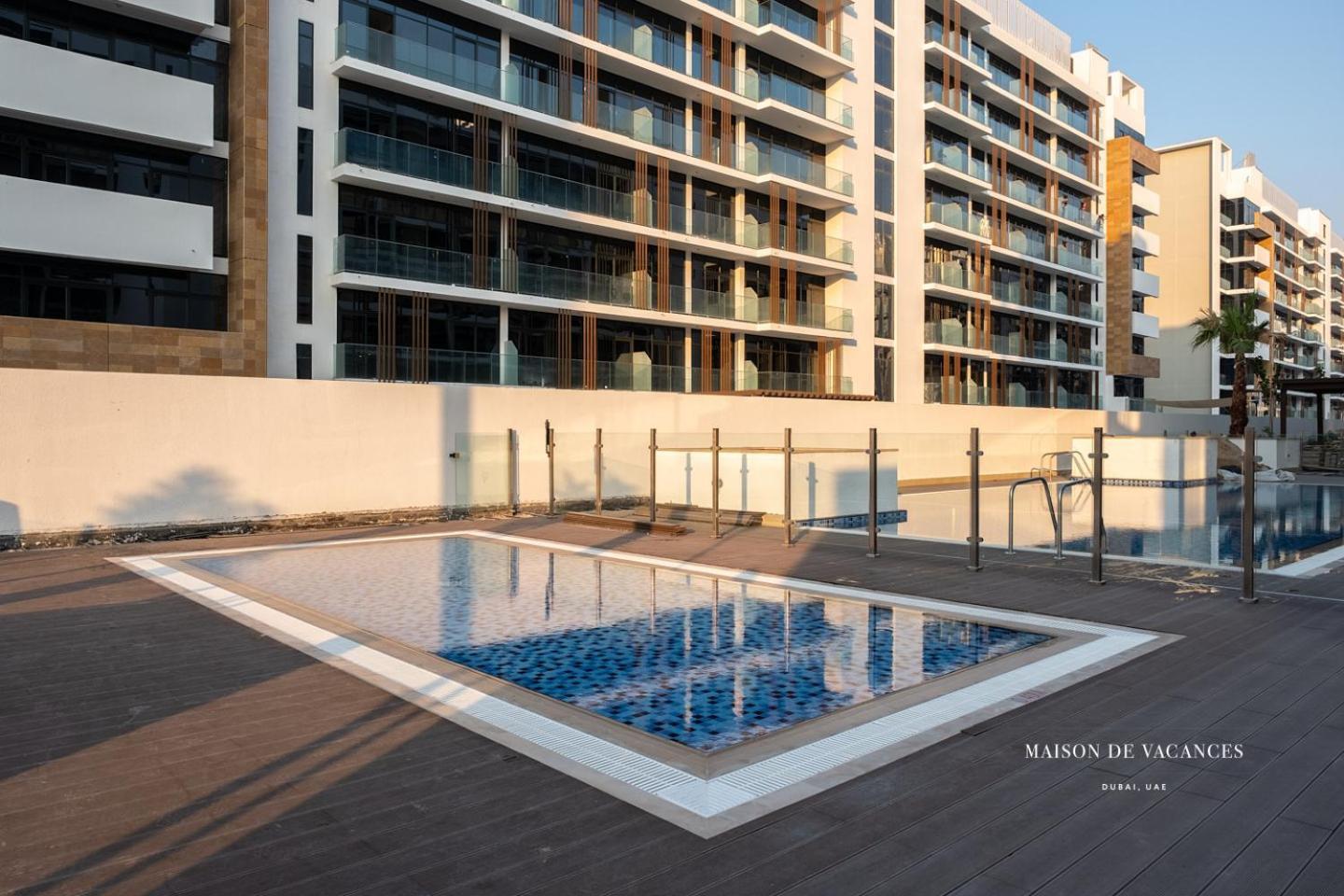 Large Balcony 10mins From Mall Apartment *