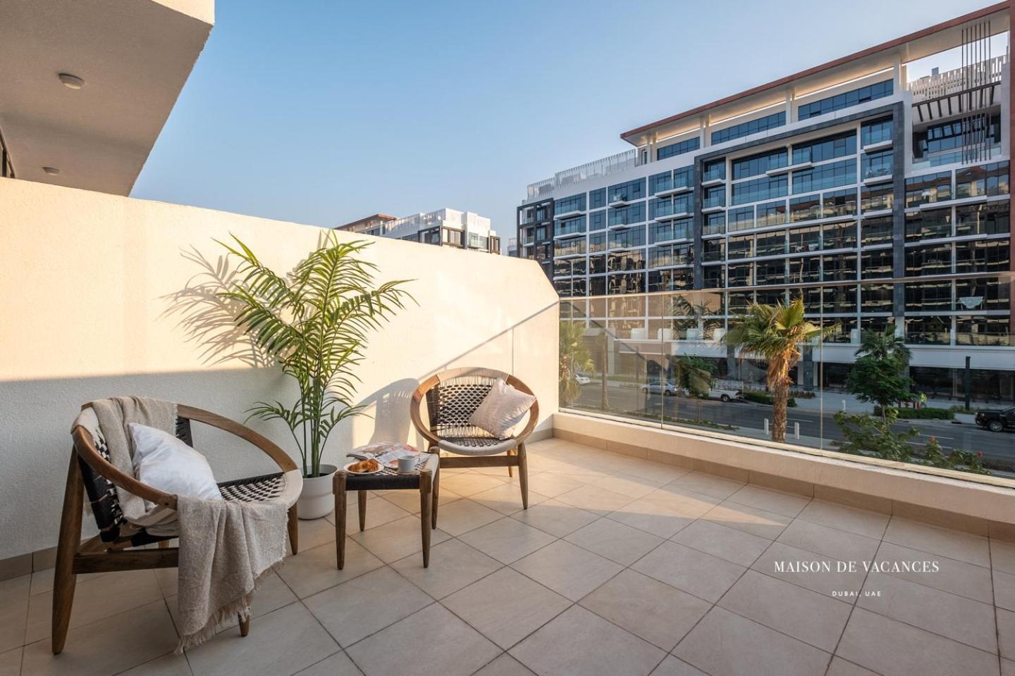 Large Balcony 10mins From Mall Apartment